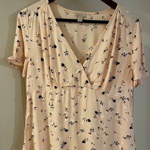 Hinge size XS short-sleeved light pink/cream floral v-neck top